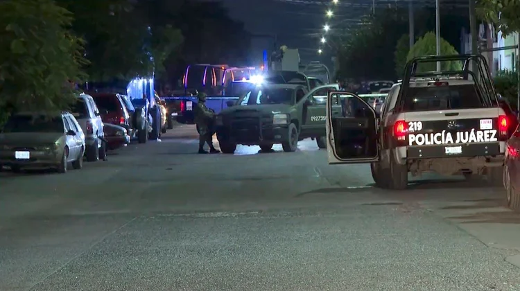Asesinan a balazos a un menor y un adulto en Juárez