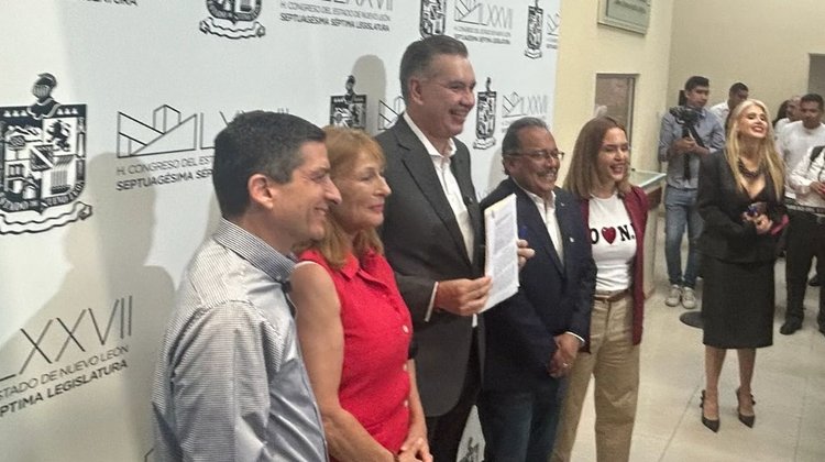 Buscan prohibir licencia a gobernador para buscar Presidencia