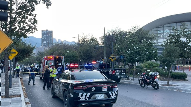 Ignora semáforo y atropella a joven en Zona Tec