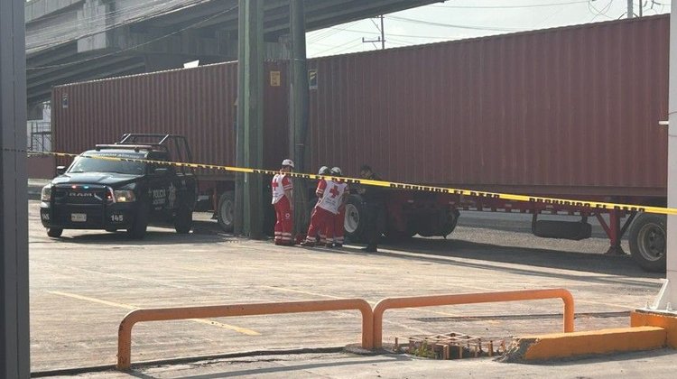 Captan en video homicidio de hombre, fue empujado a un tráiler