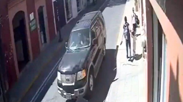 Video: Atropella a mujer y su hija en Oaxaca; conductora huye