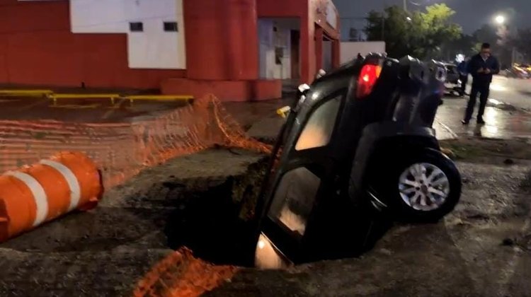 Lluvias provocan socavón y auto cae en el fondo 