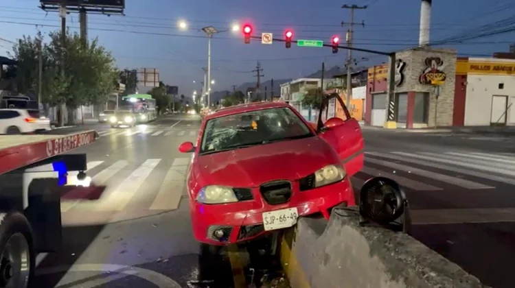 Choca y se estrella en camellón sobre avenida Ruiz Cortines