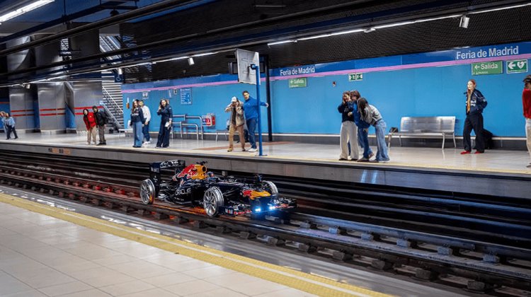 Lleva Red Bull monoplaza de Fórmula 1 a vías del Metro de Madrid