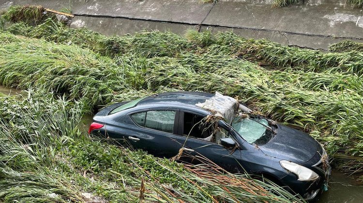 Auto arrastrado queda varado en canal medular de Monterrey