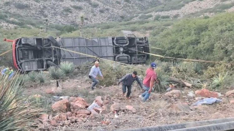 Autobús de pasajeros cae a barranco, hay al menos 10 muertos