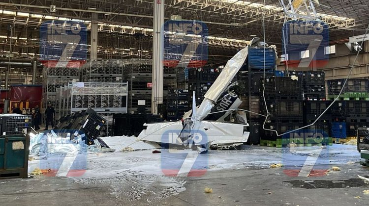 Avioneta se desploma e impacta en nave industrial de Ramos Arizpe