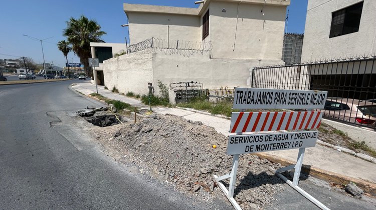 Denuncian un año de obra inconclusa y daños viales en Escobedo