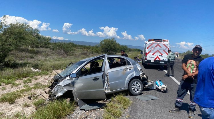 Choca auto contra tráiler; muere mujer y otra resulta herida