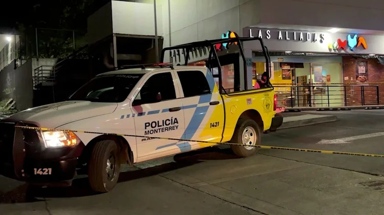 Balean a hombre al salir de restaurante en la zona Cumbres