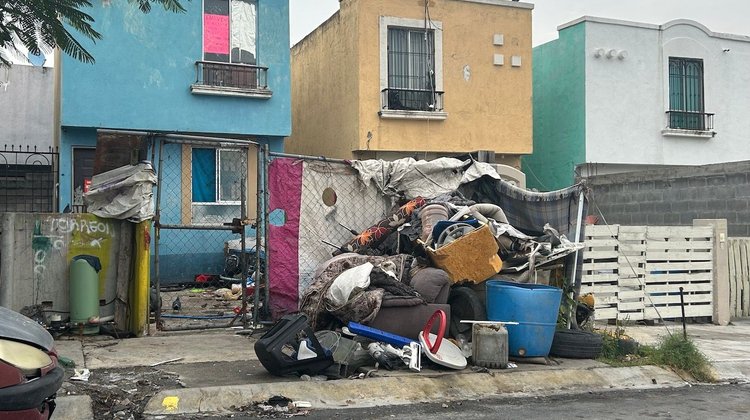 Obstruye acumulación de basura banqueta en Quinta Las Sabinas