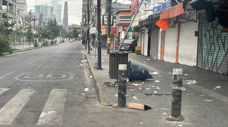 Calles solas, pero con acumulación de basura en el Centro regio