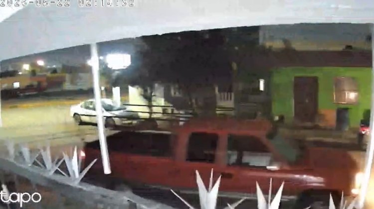 Captan robo de una camioneta con cámara de seguridad