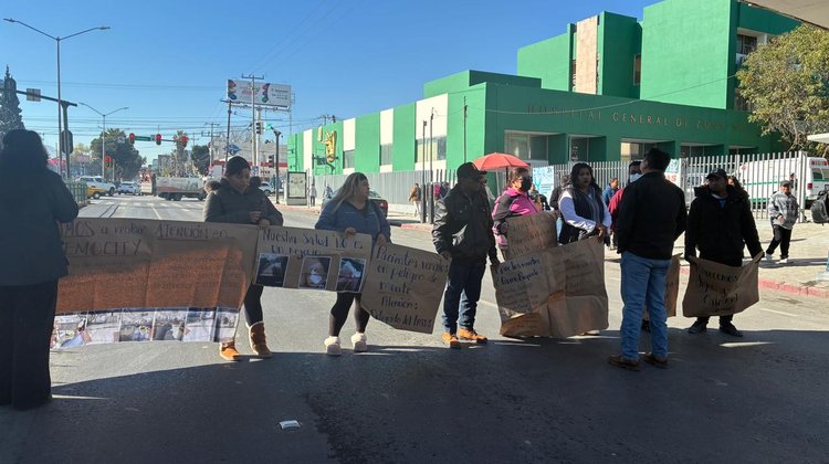 Bloquean pacientes de hemodiálisis bulevar Venustiano Carranza