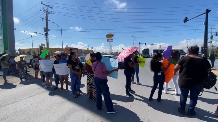 Bloquean la Reynosa–San Fernando por falta de luz en escuela