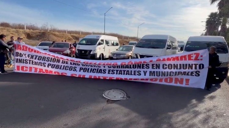Bloquean transportistas vías en centro de México por extorsiones