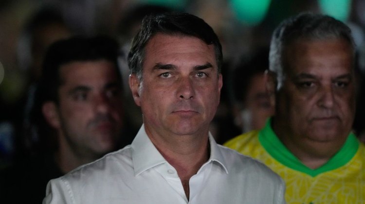 Flávio Bolsonaro se autoproclama 'presidente electo' de Brasil