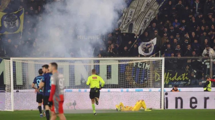 Pirotecnia interrumpe Milán vs Cremonese y afecta a portero
