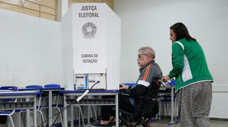 Brasil cierra urnas; inicia conteo de votos para nuevo presidente