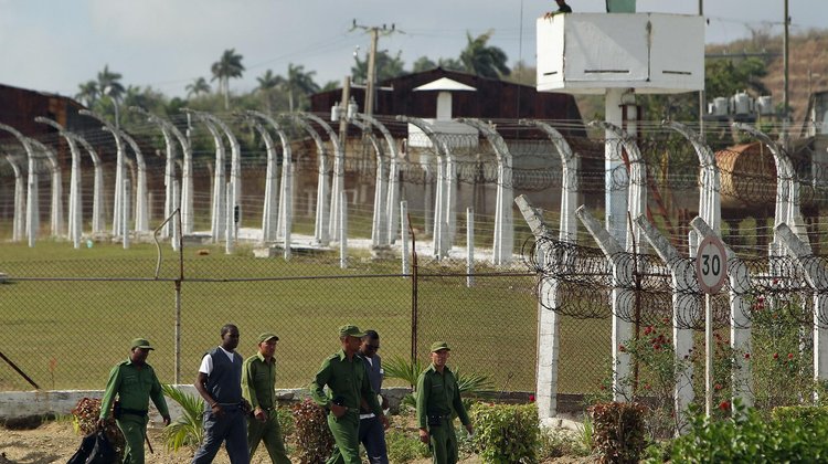 Cuba somete a 60,000 presos a trabajos forzosos, dice ONG