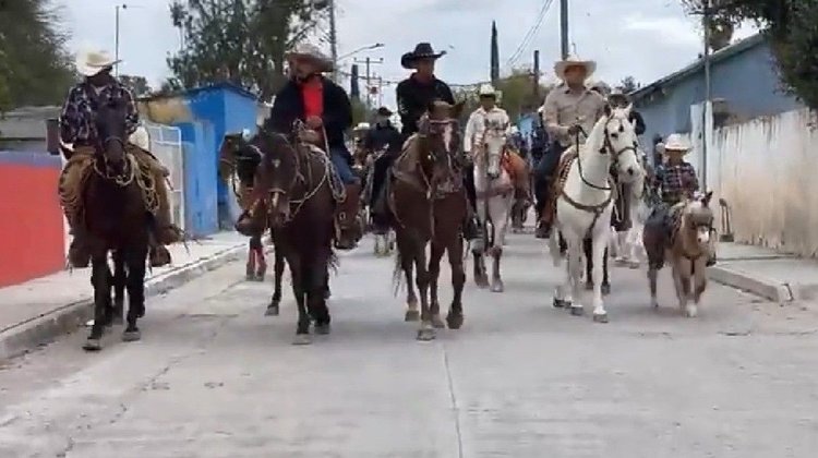 Cabalgata tradicional es realizada con migrantes