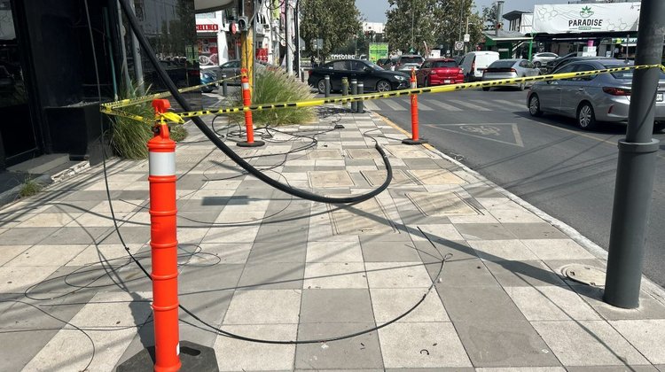 Peligran peatones por cables derribados en colonia Tecnológico