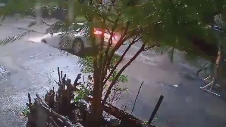 Vehículo cae en zanja cubierta por el agua en Guadalupe