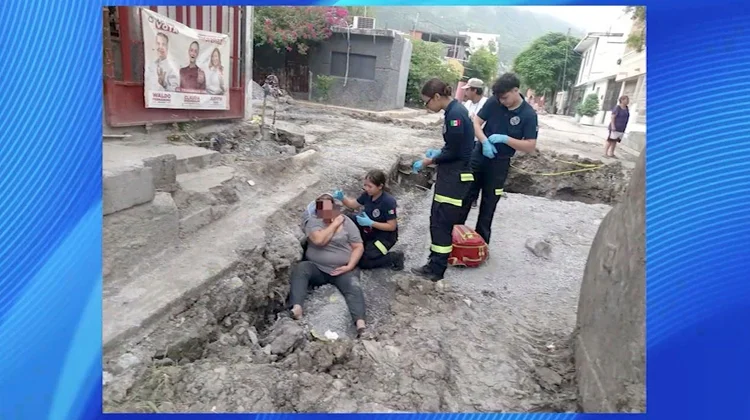 Mujer resbala y cae a zanja de obra inconclusa