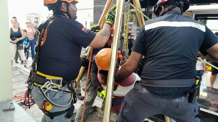 Caen dos mujeres al interior de tumba en Monterrey