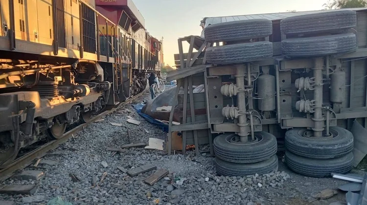 Queda volcada caja de tráiler tras impacto de tren en Guadalupe