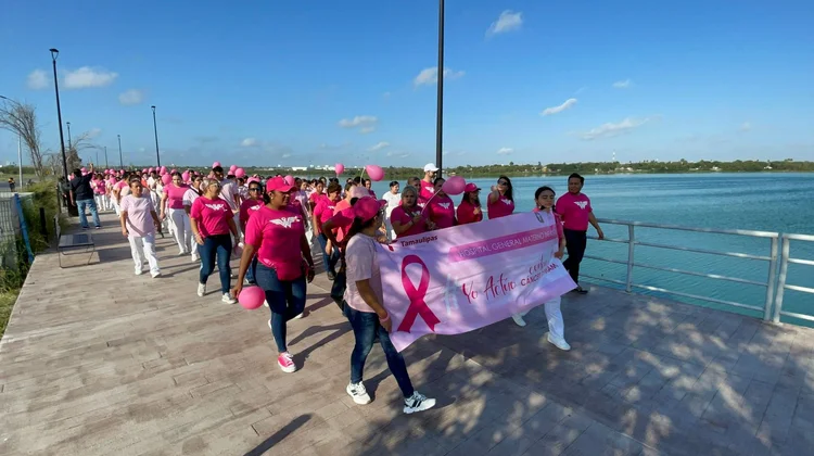 Hacen caminata para crear conciencia sobre el cáncer de mama