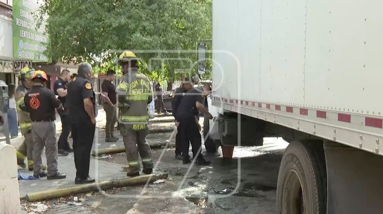 Camión derrama diésel sobre la avenida Madero