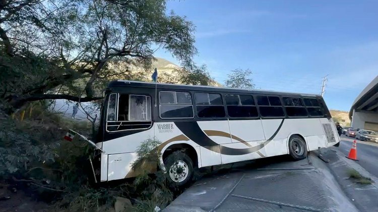 Se queda camión de personal sin frenos y desbarranca 