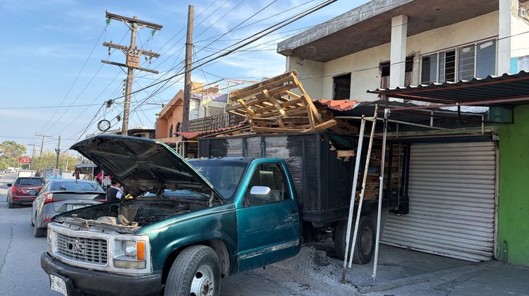 Camión se impacta contra fachada de vivienda en Guadalupe