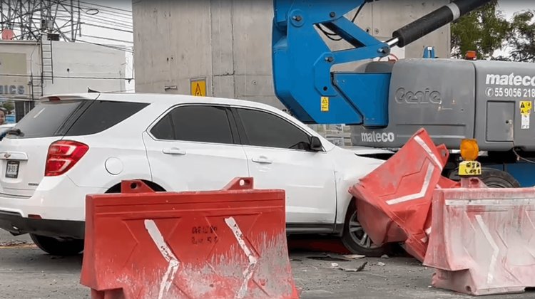Camioneta se estrella contra grúa de obras del Metro en Guadalupe