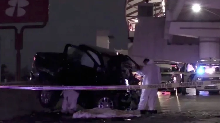 Muere conductor al estrellar camioneta contra columna del Metro