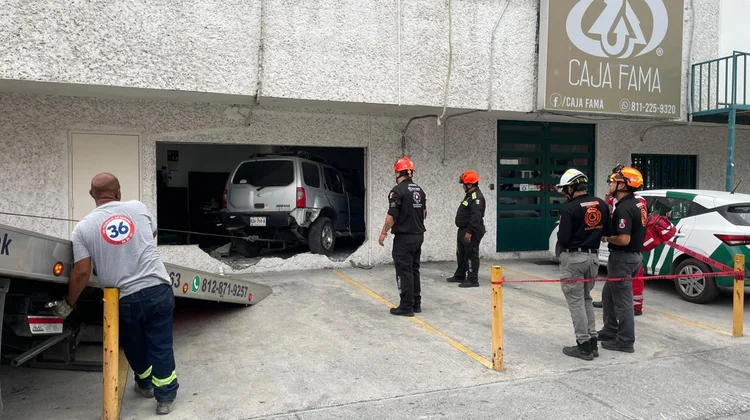 Estrella conductor su camioneta contra negocio en La Fama