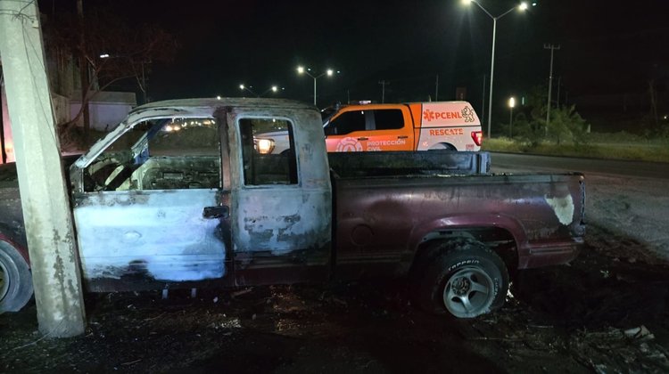 Vehículo se incendia en parque industrial de Santa Catarina