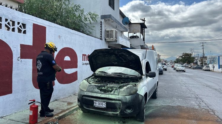 Provoca cortocircuito incendio de camioneta en Santa Catarina