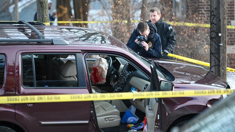 Mujer abatida en Minnesota usó su vehículo como 'arma': Gobierno