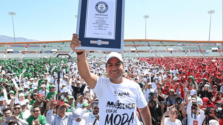Chiapas rompe récord tras hacer la camiseta de futbol más grande