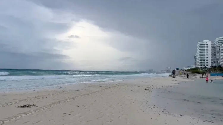 John se degrada a tormenta tropical pero sigue su avance