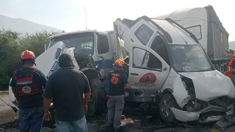 Accidente múltiple causa caos vial en Libramiento Noroeste