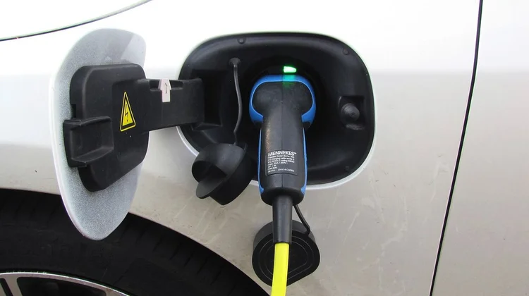 Llaman a cargar autos y scooters eléctricos durante la madrugada