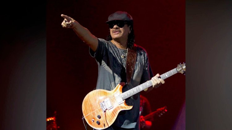 Carlos Santana aplaude que Bad Bunny cante en el Super Bowl