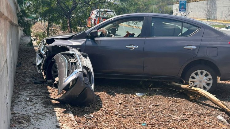Se impacta auto contra muro de contención en Guadalupe