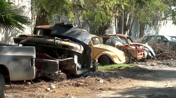 Denuncian taller por dejar vehículos chatarra en vía pública