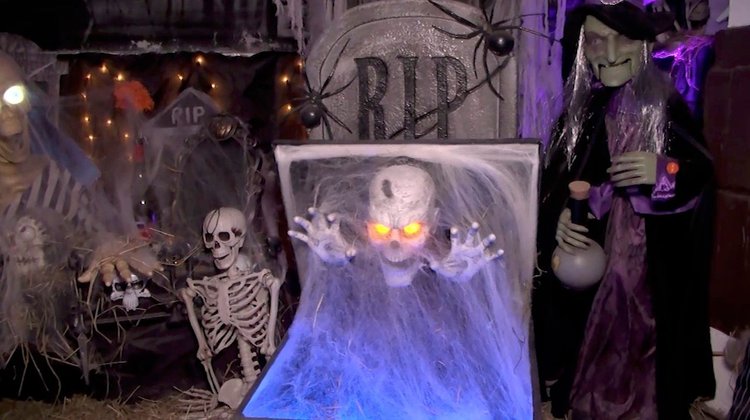 ¡Buuu! Una simple decoración, termina en una casa del terror