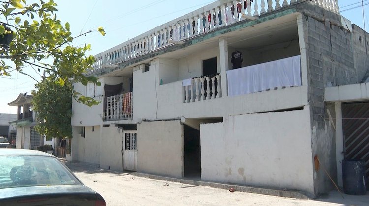 Agandalla vecino banqueta para construir casa en Escobedo