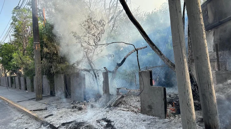 Controlan a cubetazos incendio en casa abandonada en Escobedo
